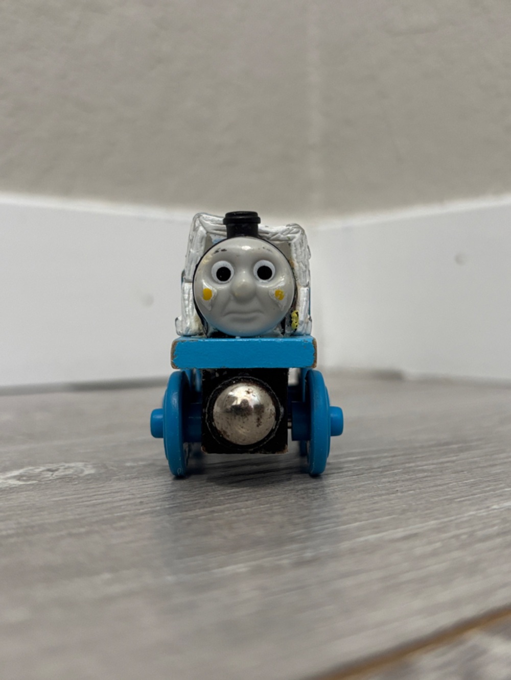 Wooden Thomas Comes to Breakfast - Thomas & Friends - Picture 3 of 8